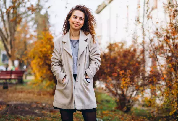 Bomber a leopardní sukně nebo zkrácený trenčkot s kalhotami ke kotníkům. Trendy, které na podzim 2025 musí mít každá žena