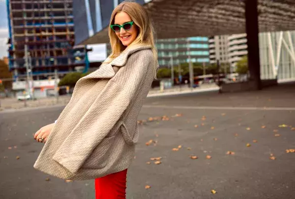 Bomber a leopardní sukně nebo zkrácený trenčkot s kalhotami ke kotníkům. Trendy, které na podzim 2025 musí mít každá žena