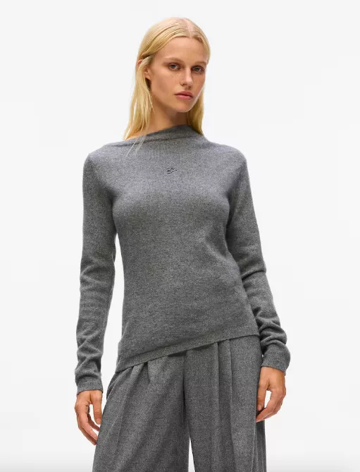 <p>Karl Lagerfeld Svetr 8999 Kč</p>
