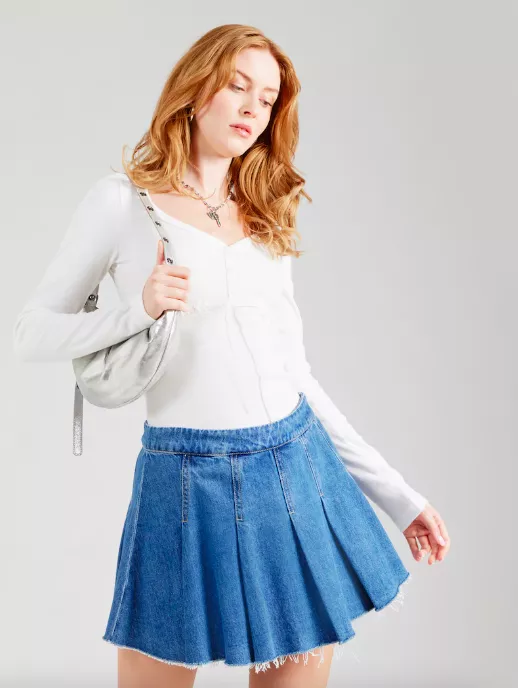 <p>HOLLISTER Tričko 689 Kč</p>
