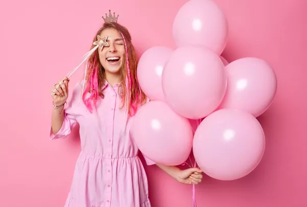 Zapomeňte na černou. Podzim 2025 je o zelené, růžové nebo pískově hnědé