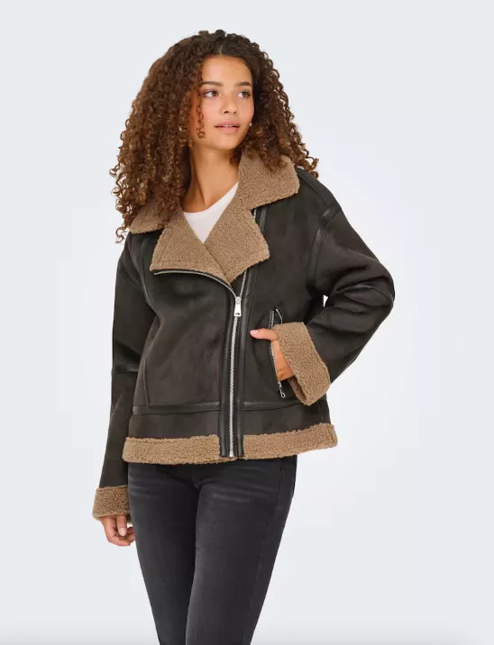 <p>ONLY Přechodná bunda 1690 Kč</p>
