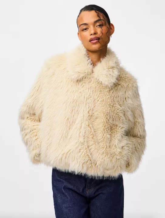 <p>PIECES Zimní bunda 2129 Kč</p>
