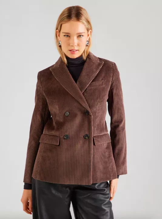 <p>Weekend Max Mara Blejzr 10550 Kč</p>
