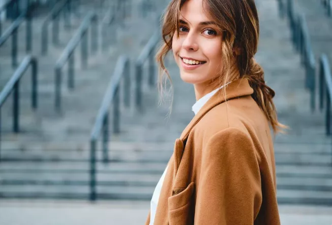 Hnědé sako jako kousek vašeho podzimního šatníku. Kromě čokoládově hnědé se bude nosit také v oříškové