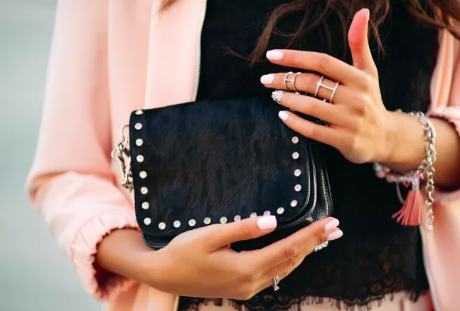 Semišové tašky: Trend, bez kterého Italky nedají ani ránu