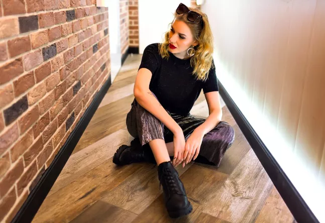 Kotníkové boty a sukně těsně nad kolena. Trend který frčí v Kodani a směřuje i k nám