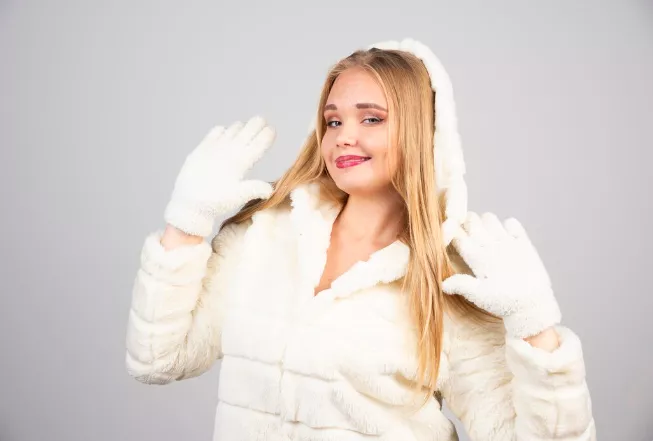 Kabát z umělé kožešiny, kabát v odstínu čokoládové a kostkovaný kabát. Trendy, které vám před zimou nesmí chybět