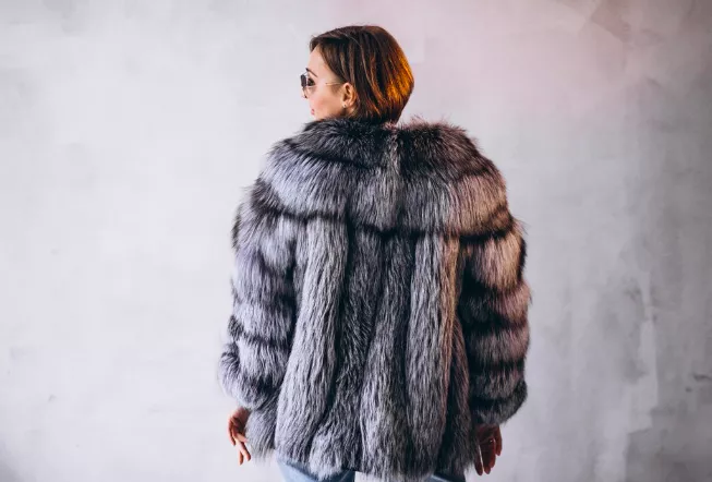 Kabát z umělé kožešiny, kabát v odstínu čokoládové a kostkovaný kabát. Trendy, které vám před zimou nesmí chybět