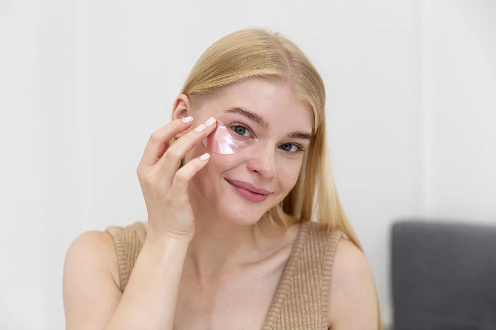žena s očním krémem