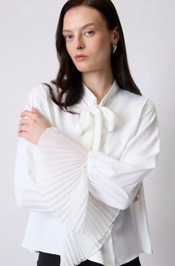 Jemná halenka s dokonale propracovanými rukávy a mašlí u krku, Touché Privé, 1 711 Kč