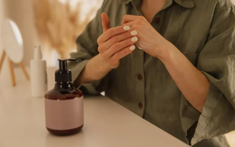 velký krém na ruce