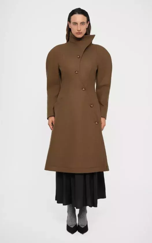 Luxusní kabát se zeštíhlujícím efektem, Vivienne Westwood, 30 720 Kč