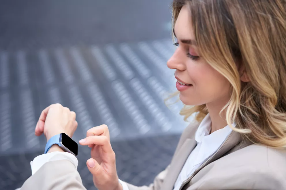 žena se dívá na hodinky