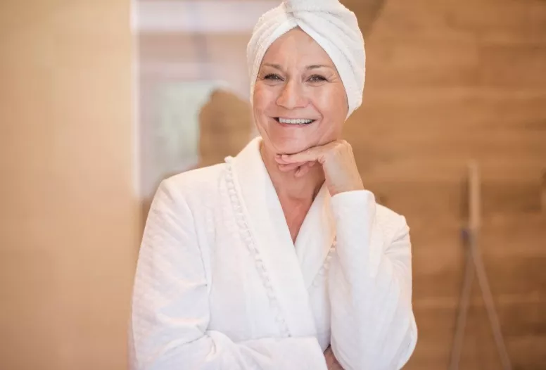 žena s rozjasněnou pletí