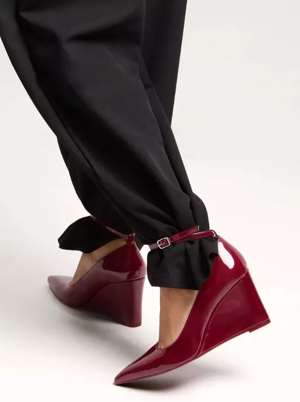 Bordó lodičky ve vysokém lesku, Bershka, 999 Kč