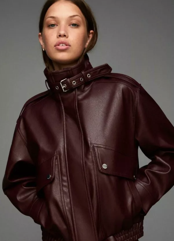 Koženkový bomber v barvě bordó, Bershka, 1 199 Kč