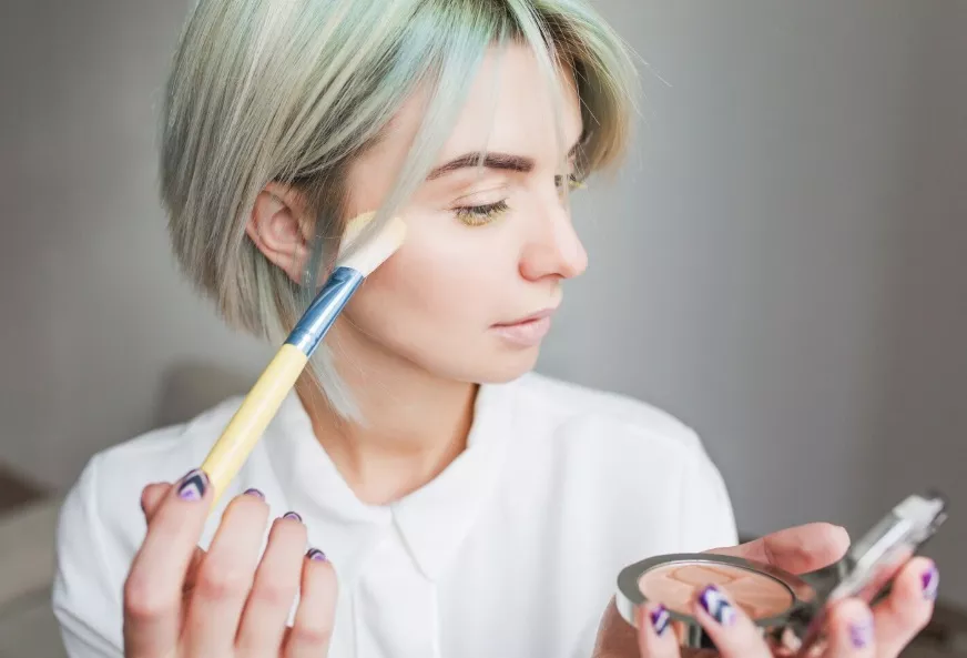 žena s tvářenkou a štětečkem