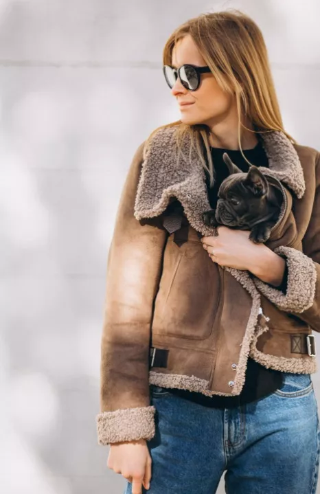 žena v semišové bundě