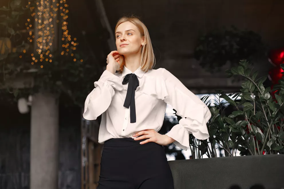 žena v košili s mašlí