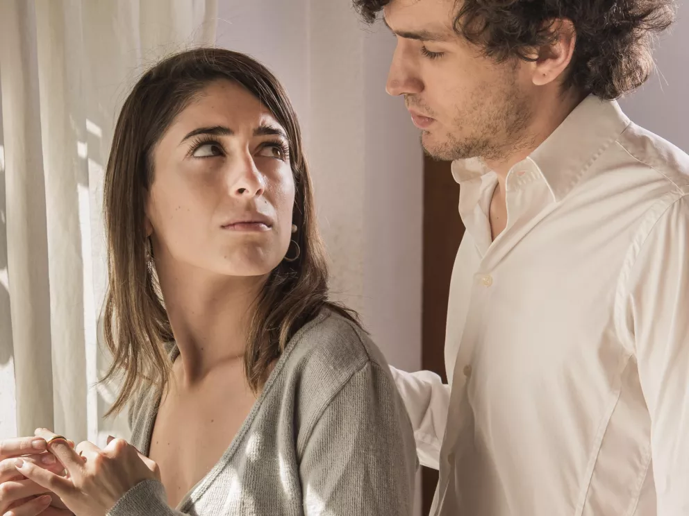 žena se bojí partnera