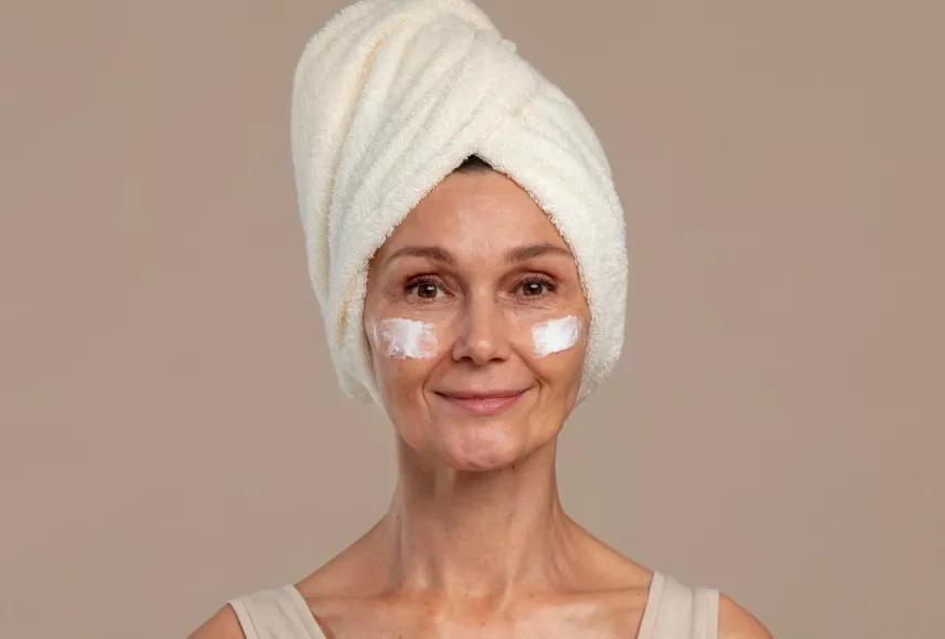 žena s krémem na obličeji
