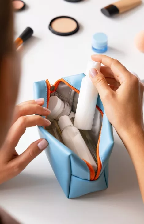 krém na ruce v kosmetické tašce