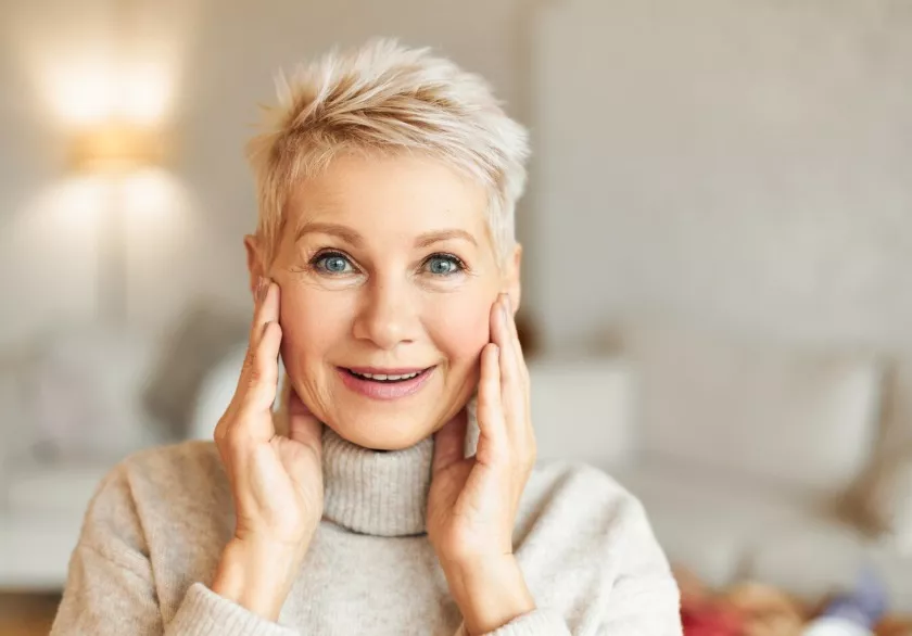 krásná žena s rozjasněnou pletí