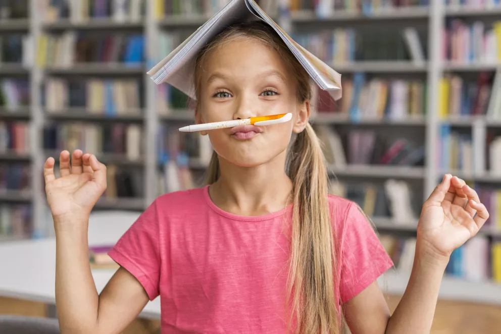 rozverná holčička s tužkou pod nosem