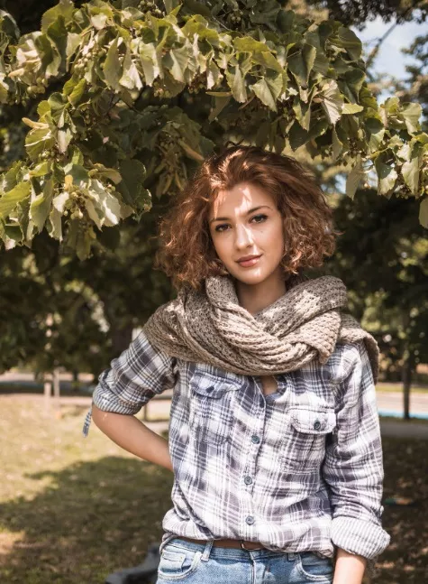 žena v kostkované košili