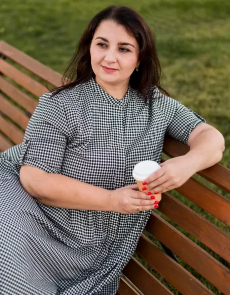 žena v oversized šatech