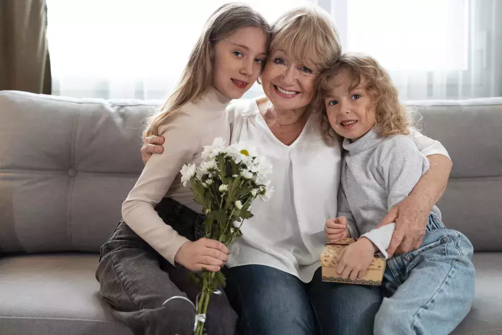 žena, dítě, dětský domov, péče, rodina