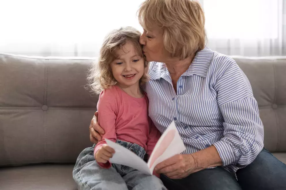 žena, dítě, dětský domov, péče, rodina