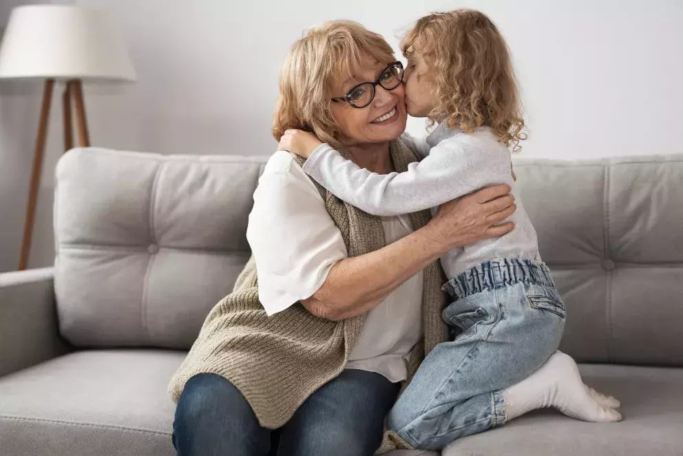 žena, dítě, dětský domov, péče, rodina