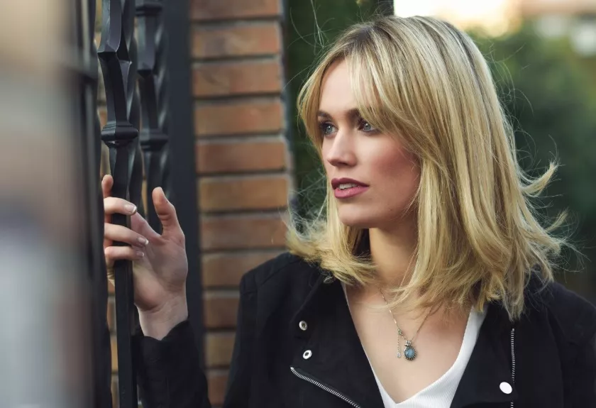 žena se záclonkovou ofinou