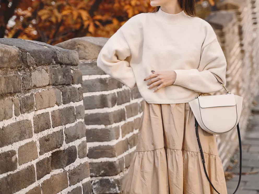 žena v dlouhé sukni