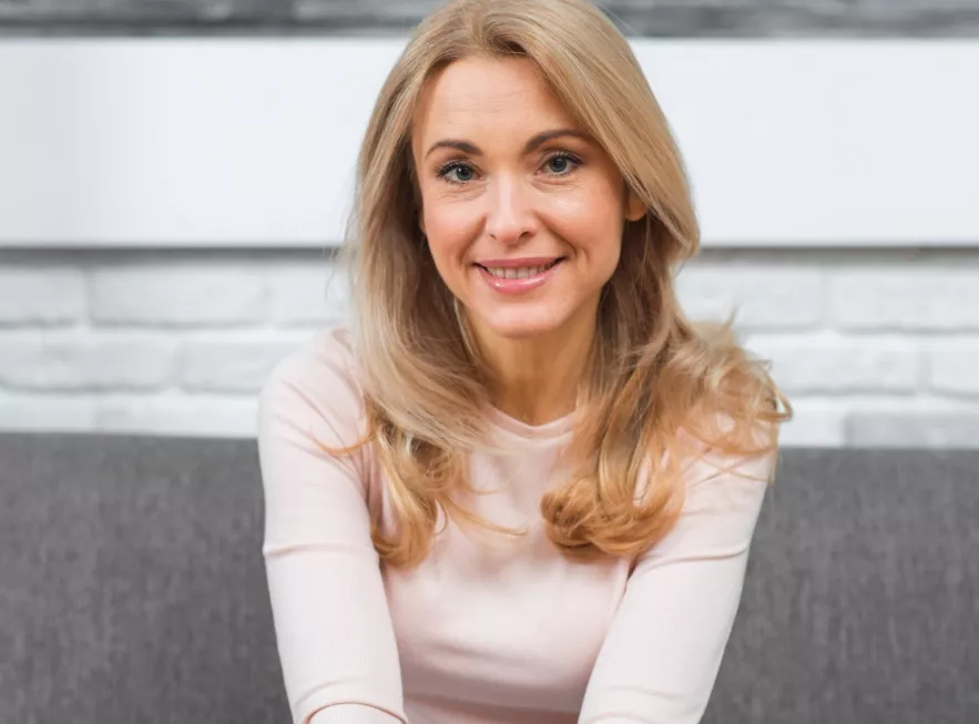 žena s jemnými vlasy