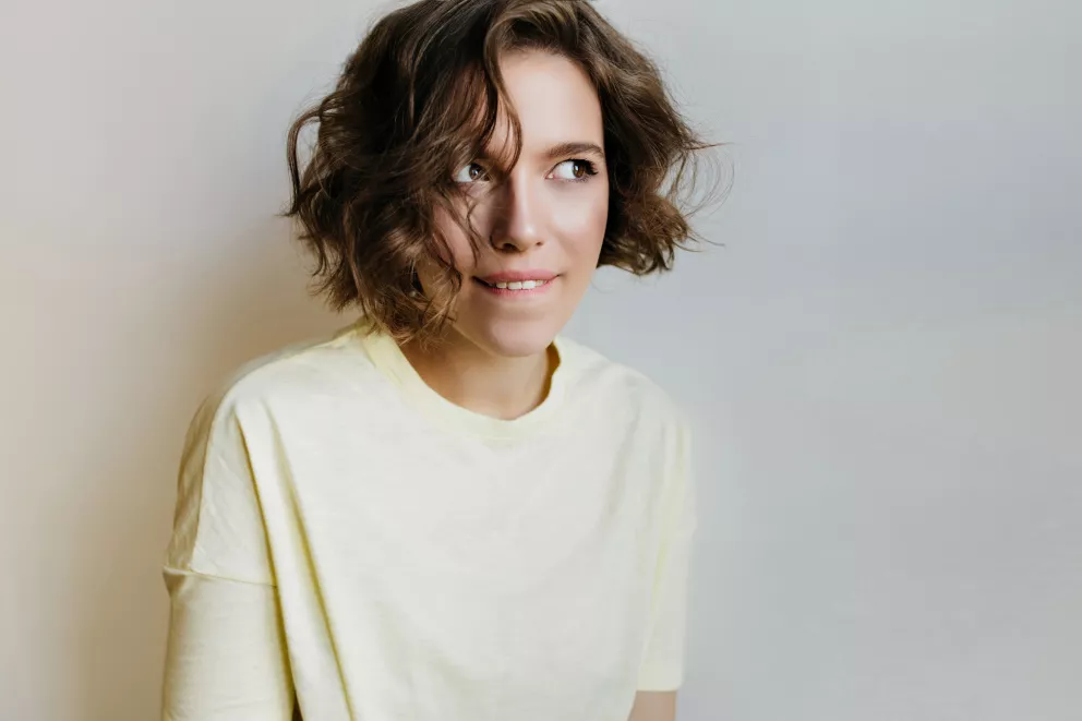 žena s krátkým šik střihem