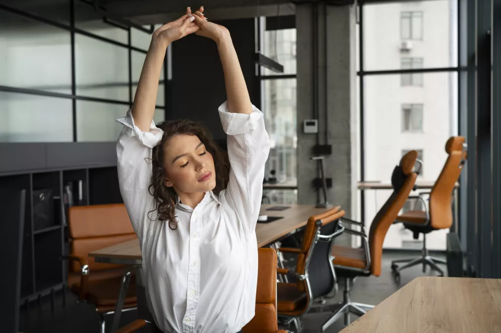 žena cvičí v kanceláři