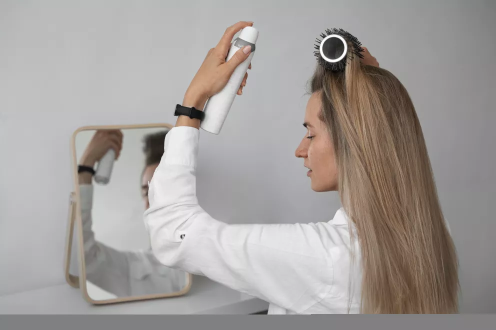 žena s fixačním tužidlem