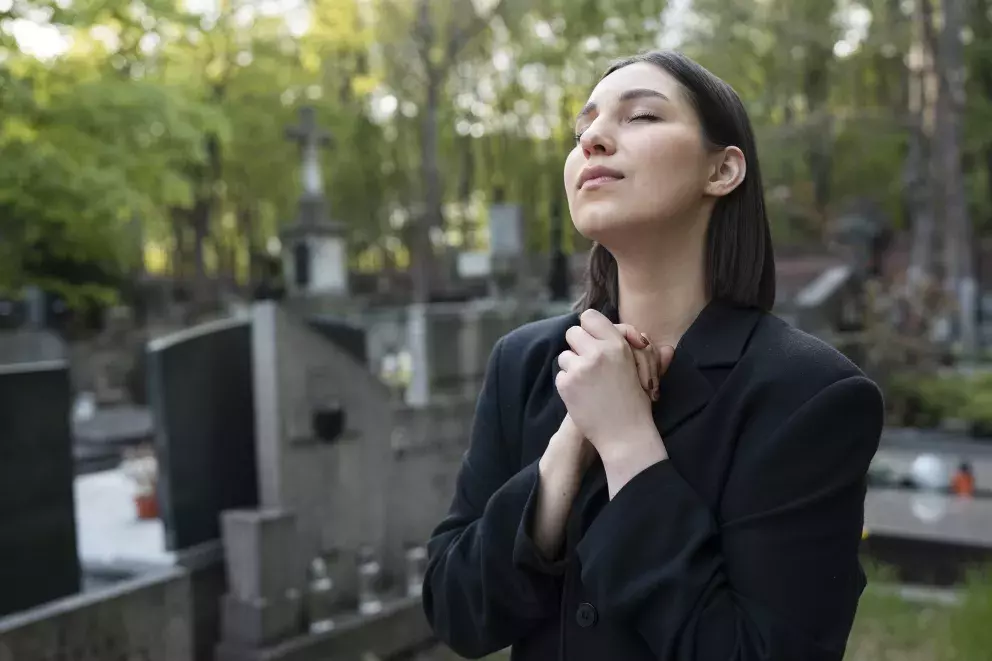 žena, dcera, smutek, výčitky, slzy