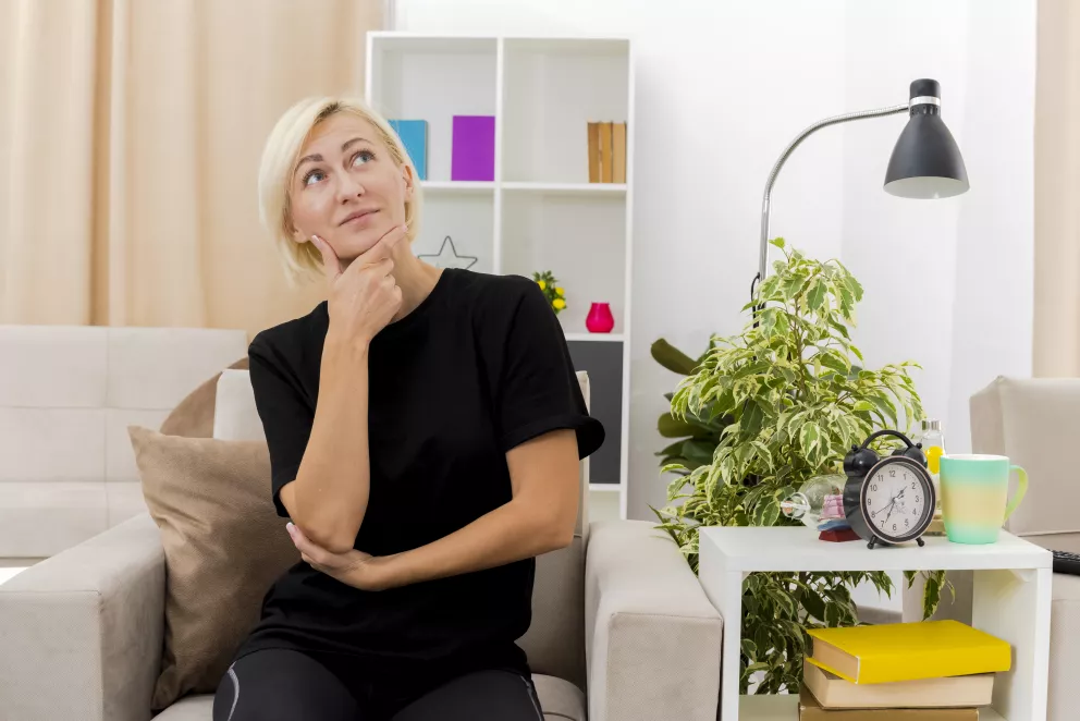 přemýšlející žena