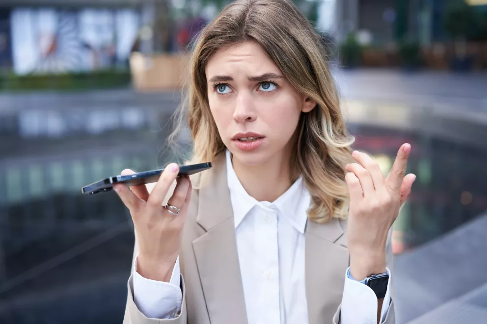 žena si vymýšlí do telefonu