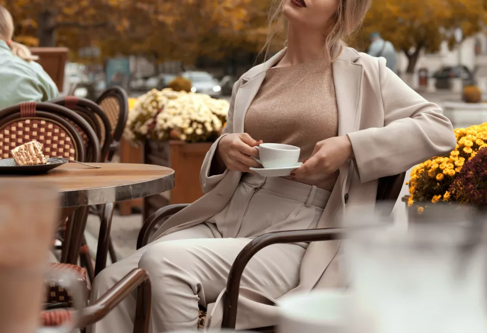 žena v béžovém oblečení