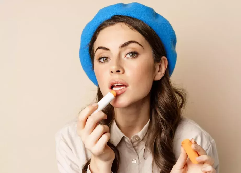 žena s balzámem na rty