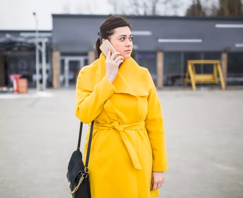 plus size žena v kabátě