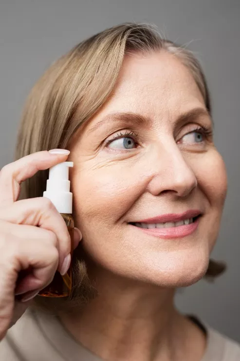 žena a pleťové sérum