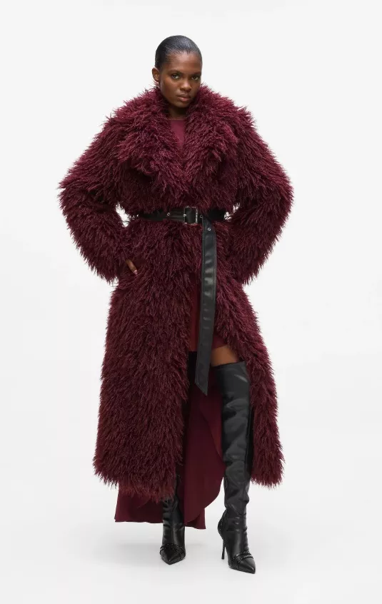 Objemný zimní kabát s dlouhým chlupem, KARL LAGERFELD, 10 390 Kč 