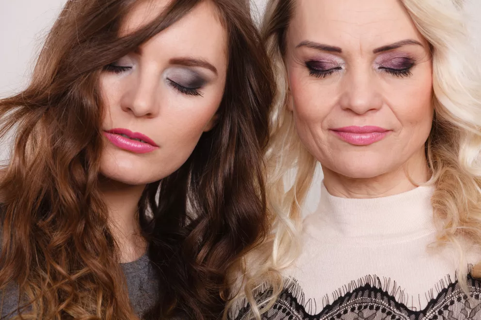 ženy s dlouhými vlnitými vlasy