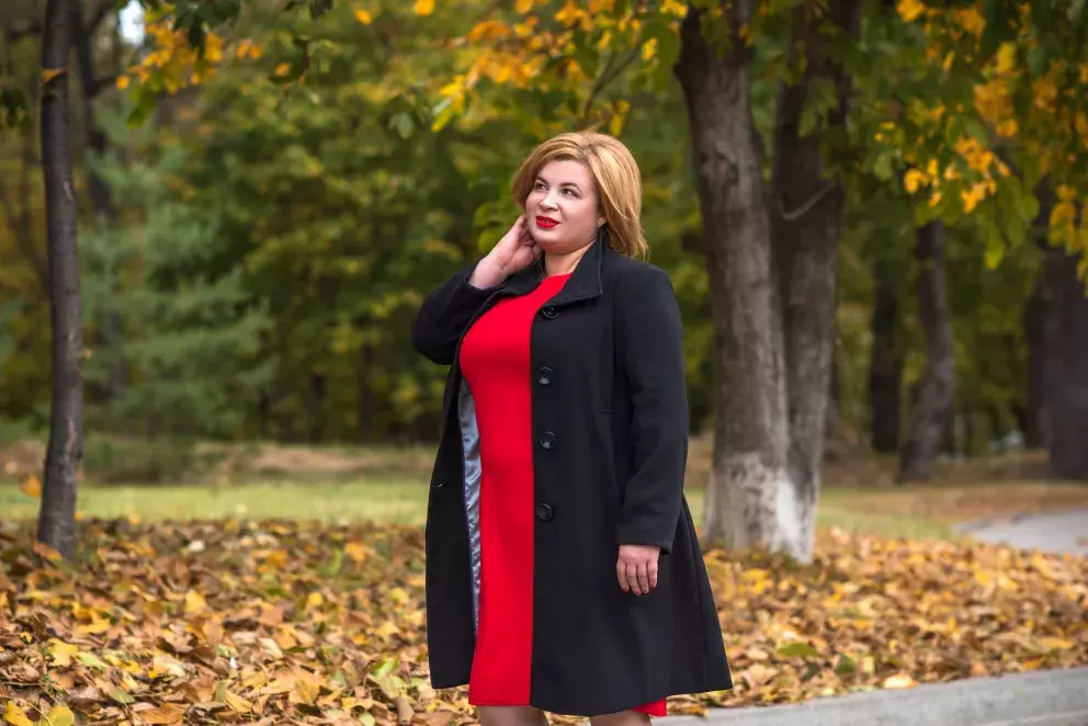 žena plus size v kabátě